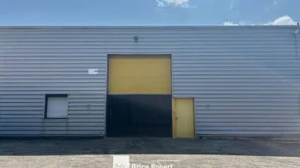 Location local d'activités de 450 m² à Vaulx-en-Velin accès poids lourds - Offre immobilière - Arthur Loyd