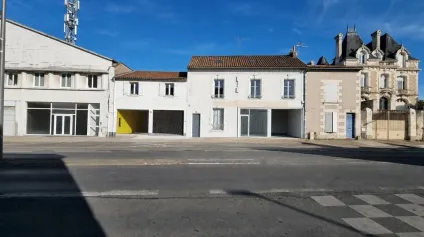 À LOUER  LOCAUX COMMERCIAUX DE 206 et 390m²  EMPLACEMENT N°1 À POITIERS - Offre immobilière - Arthur Loyd