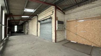 ensemble immobilier comprenant une partie entrepôt et une partie commerciale avec show room. - Offre immobilière - Arthur Loyd