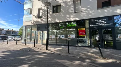 Location locaux commerciaux Saint-Herblain vitrine spacieuse et passage constant - Offre immobilière - Arthur Loyd