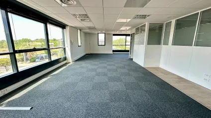 BUREAUX À LOUER EN PLEIN COEUR DE LA ZONE DES JALASSIÈRES - Offre immobilière - Arthur Loyd