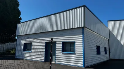 Locaux d'activités en location à Cestas avec bureaux et portes sectionnelles - Offre immobilière - Arthur Loyd