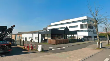 Local à louer de 600 m2 divisible en deux cellules en fonction des besoins des ou du futur preneur. Zone à Proximité d'Atlantis et proche de périphérique.<br /> - Offre immobilière - Arthur Loyd