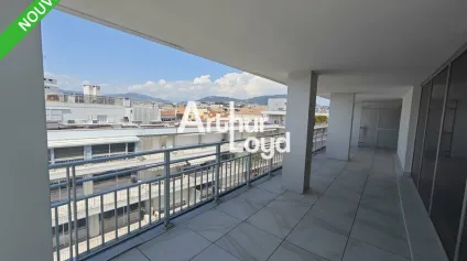 A LOUER DANS IMMEUBLE PRESTIGIEUX DE NICE 325M² DE BUREAUX CLOISONNES AVEC TERRASSE EN TRIPLE EXPOSITION ET VUE MER - Offre immobilière - Arthur Loyd