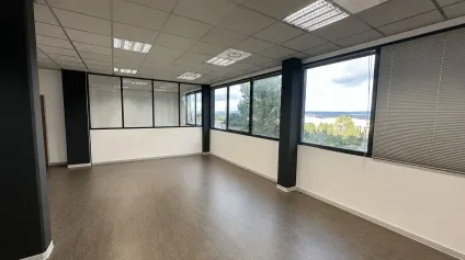 BUREAUX À LOUER AVEC VUE DÉGAGÉE SUR LA SAINTE VICTOIRE - Offre immobilière - Arthur Loyd
