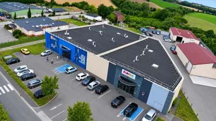 A VENDRE - Au coeur de la zone d'activité, <br />Cellule de 600 m2 en excellente état avec parking en façade<br />Disponible, aucun travaux à prévoir. - Offre immobilière - Arthur Loyd