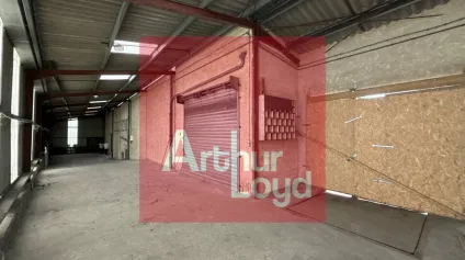 ensemble immobilier comprenant une partie entrepôt et une partie commerciale avec show room. - Offre immobilière - Arthur Loyd