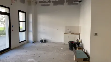 6 locaux lumineux de 100 à 200m2 à vendre ou à louer avec accès PMR à Soissons.<br /> - Offre immobilière - Arthur Loyd