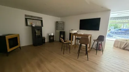 A VENDRE - LOCAL COMMERCIAL AVEC SHOWROOM ET STOCKAGE  ZONE DYNAMIQUE - CHÂTELLERAULT - Offre immobilière - Arthur Loyd