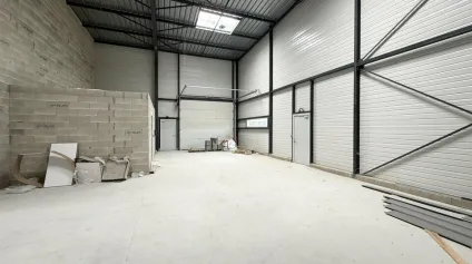 A LOUER - Local d'activité neuf de 131,70m2 avec bureau ZI la HUSSELLE<br /><br /> - Offre immobilière - Arthur Loyd