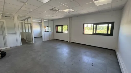 LA VILLE-AUX-DAMES LES FOUGEROLLES LOCAL D'ACTIVITES A LOUER DE 206 M² 3 PARKINGS - Offre immobilière - Arthur Loyd
