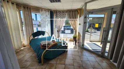 Local commercial de 125 m2 en RDC Belle visibilité Axe passant - Offre immobilière - Arthur Loyd