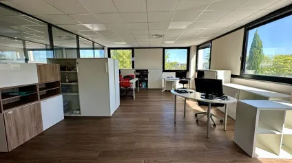 BUREAUX CLOISONNÉS EN ÉTAGE AVEC PARKINGS EN SOUS-SOL - Offre immobilière - Arthur Loyd