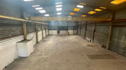 PROCHE A16 - LOCAUX D'ACTIVITÉS - 2 535 M2 ENVIRON - A VENDRE - Offre immobilière - Arthur Loyd