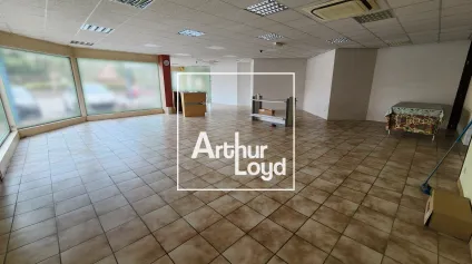 Local commercial de 125 m2 en RDC Belle visibilité Axe passant - Offre immobilière - Arthur Loyd