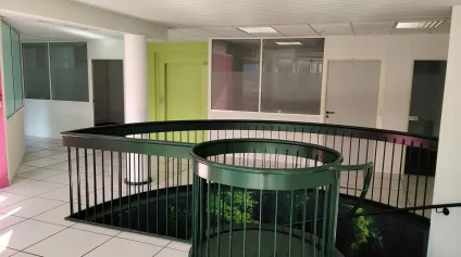 <br />À LOUER - IMMEUBLE DE BUREAUX & ACTIVITÉ - 680 m²<br /> - Offre immobilière - Arthur Loyd