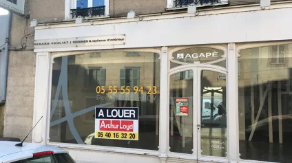 <br />A LOUER - LIMOGES CENTRE-VILLE - Axe passant - Local commercial de 100 m² avec vitrine<br /> - Offre immobilière - Arthur Loyd
