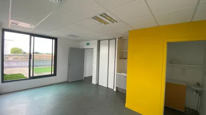<br />Bureaux à louer 36 m² 3 étage avec ascenseur et terrasse privative, La Rochelle<br /> - Offre immobilière - Arthur Loyd