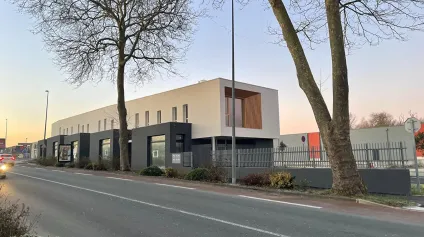 <br />Local commercial ou professionnel à louer 143 m² brut de béton Axe passant ZC des Quatr'Anes, Rochefort<br /> - Offre immobilière - Arthur Loyd