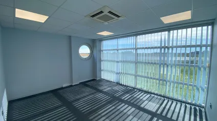 <br />Bureaux à louer 315 m² - zone artisanale Dompierre-sur-Mer<br /> - Offre immobilière - Arthur Loyd