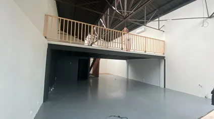 <br />Local commercial à louer 160 m² avec mezzanine et parking Axe passant La Pallice, visibilité maximale<br /> - Offre immobilière - Arthur Loyd