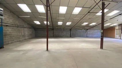 <br />Local d'activité à louer 350 m² avec bureaux et mezzanine ZAC d'Aytré, accès facile<br /> - Offre immobilière - Arthur Loyd