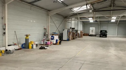 Bâtiment d'activité de 800 m² à louer - Entrepôt, bureaux et site sécurisé aux portes d'Amiens - Offre immobilière - Arthur Loyd