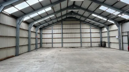Local d'activité de 400 m² avec bureaux à louer - Site sécurisé avec vaste parking - Offre immobilière - Arthur Loyd