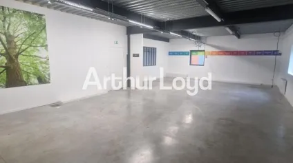 <br />Bâtiment d'activité avec showroom, bureaux et atelier - 470 m² avec parking privatif<br /> - Offre immobilière - Arthur Loyd