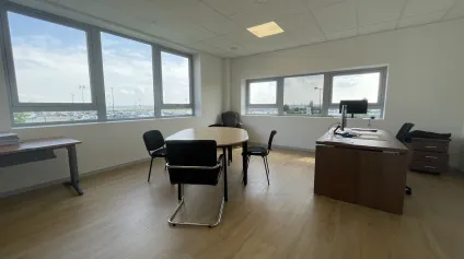 Bureaux de 356 m2 environ à proximité immédiate de l'aéroport - Offre immobilière - Arthur Loyd