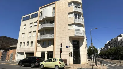 Local à usage professionnel d'environ 220 m2 et 8 places de parkings - REIMS AVENUE DE LAON - Offre immobilière - Arthur Loyd