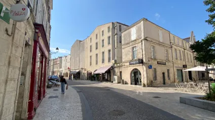 <br />Cession de bail La Rochelle Local commercial 26.9 m2 + Cave<br /> - Offre immobilière - Arthur Loyd