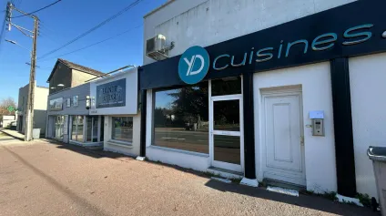 A LOUER - LOCAL COMMERCIAL 100 M²  EMPLACEMENT SUR AXE PASSANT À POITIERS - Offre immobilière - Arthur Loyd