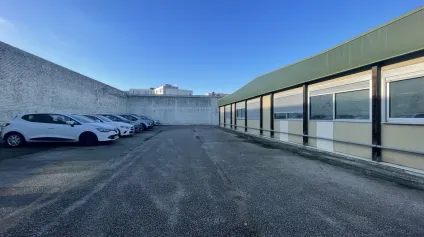 A LOUER - LE HAVRE - QUARTIER SUD - IMMEUBLE DE BUREAUX - 8 STATIONNEMENT PRIVATIFS - Offre immobilière - Arthur Loyd