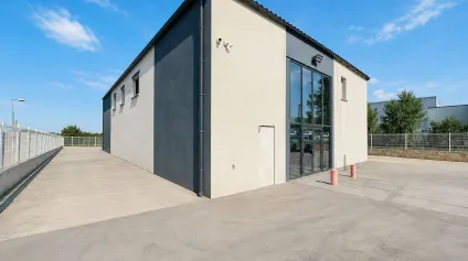 Bâtiment indépendant à usage mixte à LOUER sur la ZI DES JALASSIERES à EGUILLES - Offre immobilière - Arthur Loyd