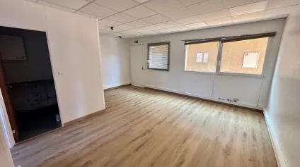 BUREAUX À LOUER EN RDC EN BORDURE D'AUTOROUTE - Offre immobilière - Arthur Loyd
