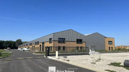 Cellule d'activité à vendre ou à louer à Bourgoin Jallieu parc rénové - Offre immobilière - Arthur Loyd