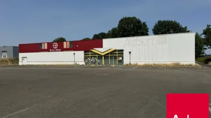 ZONE COMMERCIALE ATTRACTIVE ST PIERRE DU MONT, Local commercial de 600M2 - Offre immobilière - Arthur Loyd