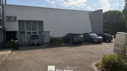 Entrepôt à louer de 865 m² à Dardilly avec grande hauteur et bureaux inclus - Offre immobilière - Arthur Loyd
