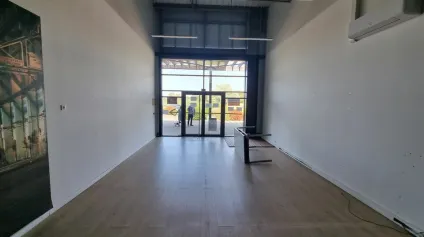LOCAL COMMERCIAL DE 127 M² A LOUER  ZONE DE LA MUDE A NIORT - Offre immobilière - Arthur Loyd