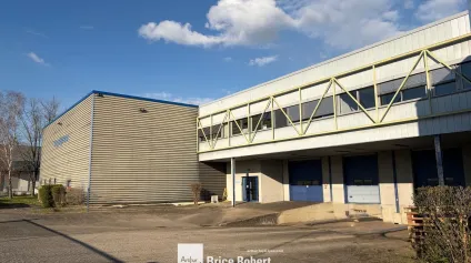 Locaux d'activité à vendre à Miribel Les Échets grande hauteur et quais - Offre immobilière - Arthur Loyd