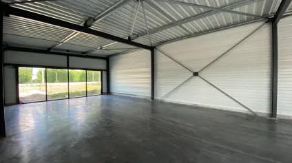 <br />À vendre : local commercial neuf de 272 m² divisible en zone commerciale à Ferrières<br /> - Offre immobilière - Arthur Loyd