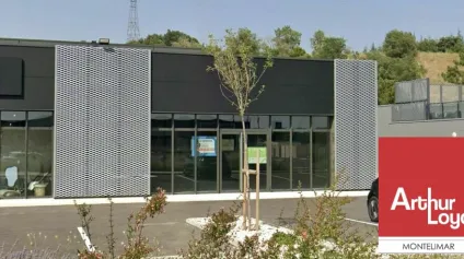 SAINT PAUL TROIS CHATEAUX - ZONE DROME SUD PROVENCE - A LOUER LOCAL COMMERCIAL DE 163 M2 AVEC PARKING - Offre immobilière - Arthur Loyd