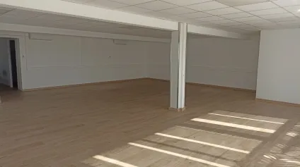Nissan-lez-Enserune / Béziers Ouest - Local commerce ou services 192 m² sur 2 niveaux avec terrasse - ZAE La Mouline - À louer - Offre immobilière - Arthur Loyd