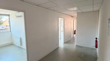 <br />A LOUER - Bureaux Limoges Zone NORD 106 m² avec parking<br /> - Offre immobilière - Arthur Loyd