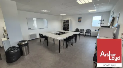 MONTÉLIMAR EST - QUARTIER MAUBEC - A LOUER BUREAUX AU PREMIER ETAGE DE 77 M2 ENVIRON AVEC PLACES DE PARKING - Offre immobilière - Arthur Loyd