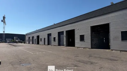 Entrepôt indépendant à louer à Genas avec 11 portes sectionnelles électriques - Offre immobilière - Arthur Loyd