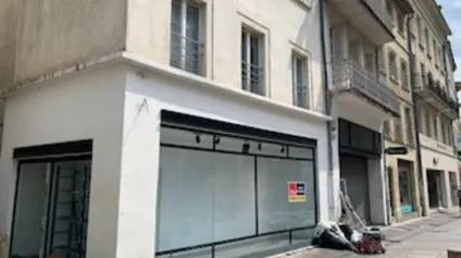 Local commercial à louer à Avignon centre ville avec grande vitrine - Offre immobilière - Arthur Loyd