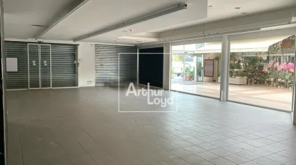 Local commercial 165 m² - centre commercial de proximité - Offre immobilière - Arthur Loyd