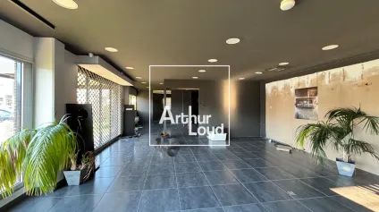 Location locaux commerciaux Nîmes visibilité optimale surface modulable 222 m2 - Offre immobilière - Arthur Loyd